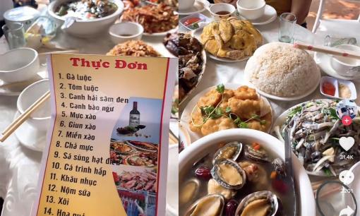 'Choáng' với mâm cỗ 14 món ở Quảng Ninh, toàn sơn hào hải vị nhưng ấn tượng nhất là 'giun xào'