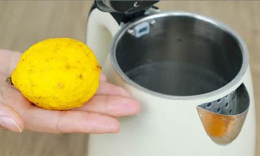 Lớp cặn của ấm siêu tốc bám bẩn và khó tẩy rửa? Chỉ cần 1 quả chanh, cặn sẽ tự động rơi ra, rất hữu ích