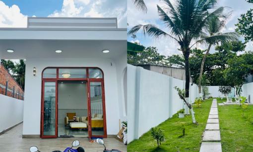 Mẫu nhà cấp bốn kiểu mới với sân vườn mini, tông màu trắng nhẹ nhàng dành cho vợ chồng trẻ