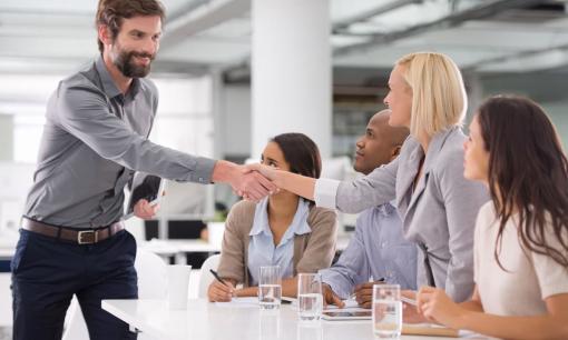 Cách để thân thiết với đồng nghiệp khi chuyển đến công ty mới