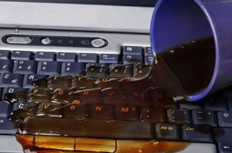 Bàn phím máy tính chẳng may bị đổ nước vào, phải làm sao để cứu?