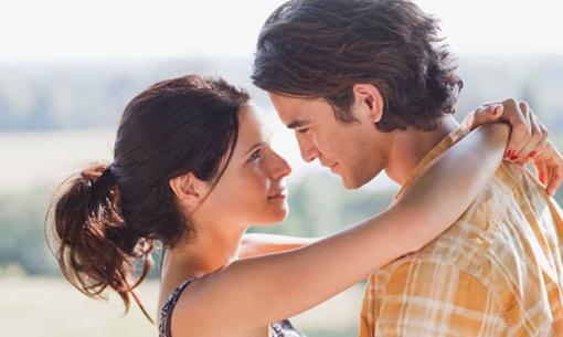 Khi vợ chồng gặp lại nhau sau một thời gian dài vắng bóng, điều đầu tiên người phụ nữ sẽ làm là gì? 2 người nói sự thật 