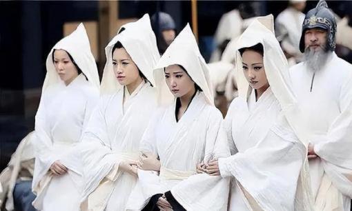 Tổ tiên dặn: 'Dù đói đến đâu, cũng đừng ăn đồ cúng ở mộ, dù mệt đến đâu cũng đừng ngồi trên đùi người khác', câu này có ý nghĩa gì?