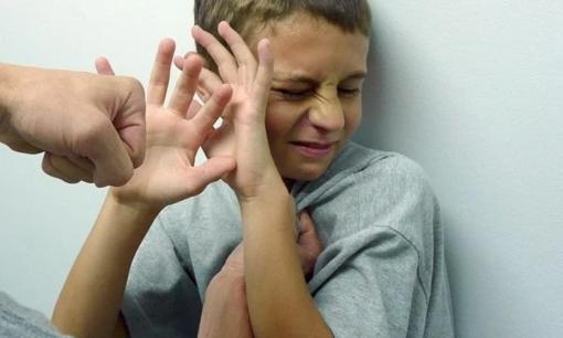 Khi trẻ bị bắt nạt, điều trẻ muốn nghe nhất không phải là 'đánh lại', mà là ba cách cư xử của cha mẹ