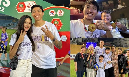 Đoàn Văn Hậu, thủ môn Tấn Trường ăn mừng bên người thân khi CLB Hà Nội vô địch V-League 2022
