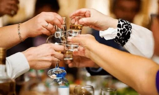 Bạn không biết làm thế nào để khiến không khí sôi động hơn khi mời khách đến ăn tối? Học '2 kỹ năng, 3 câu nói', dễ xử lý