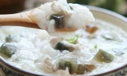 Khi nấu cháo trứng bắc thảo ninh thịt nạc cần lưu ý 3 bước này, cháo sẽ thơm ngon và không bị tanh