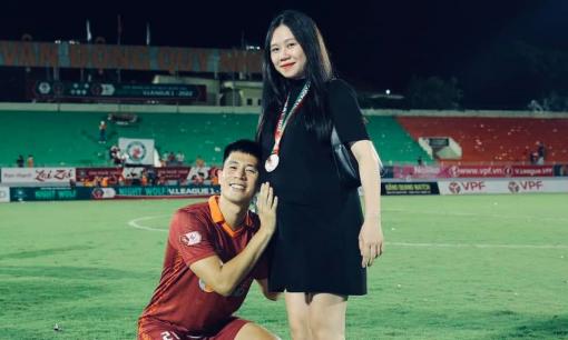 Vợ trung vệ Đình Trọng chính thức khoe bụng bầu 'vượt mặt', ngày đón con đầu lòng không còn xa 