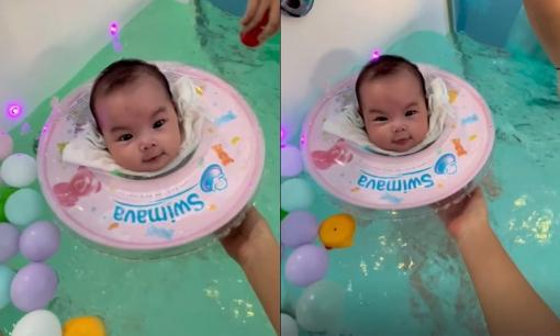 Ái nữ Phạm Quỳnh Anh khi được mẹ cho tắm trong bể nước, biểu cảm cưng hết nấc