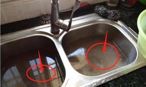 Cống bị tắc, đừng xả nước nóng nữa, 3 cách xử lý đơn giản, thông tắc nhanh và không còn mùi hôi