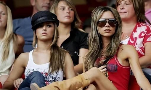 Các bà vợ xem World Cup vẫn phải ngắm lại bà xã Beckham! Năm 2006, cô diện trang phục hot girl chiếm spotlight với thần thái siêu phàm