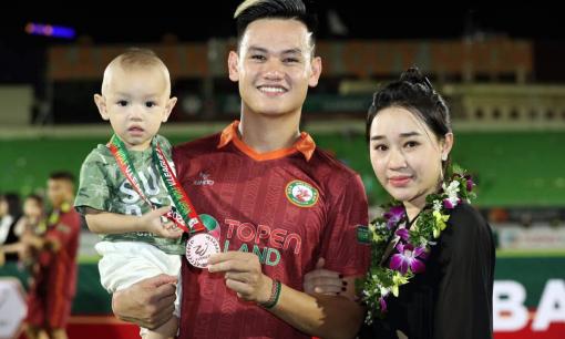 Tổ ấm của Hồ Tấn Tài đằng sau sân cỏ, luôn tự hào vì có vợ đẹp, con ngoan 