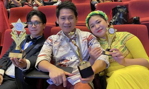 Ca sĩ Trọng Tấn khoe hai con đoạt giải vàng tại Liên hoan nghệ thuật Châu Á Thái Bình Dương