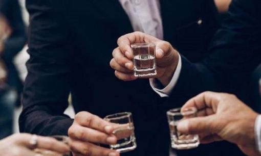 Tổ chức tiệc tối đãi khách nhớ 3 'lời mở đầu' này, cả bàn phải trầm trồ