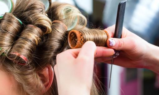 Mẹo tạo kiểu tóc sang trọng khi dự tiệc cuối năm chỉ bằng cách sử dụng lô cuốn