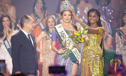 Tân Hoa hậu Trái đất 2022 diện váy của NTK Việt khi đăng quang