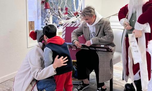 Con trai Đàm Vĩnh Hưng hôn má người phụ nữ lạ, hóa ra là nữ diễn viên từng rất nổi tiếng 