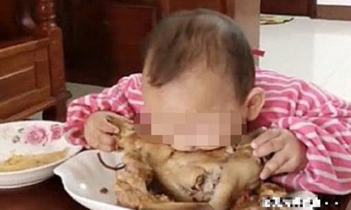 Đứa bé khóc vì đói, mẹ quay ra không thấy con đâu hoảng hốt đi tìm, sau khi vào phòng bếp thấy cảnh tượng này liền phá lên cười