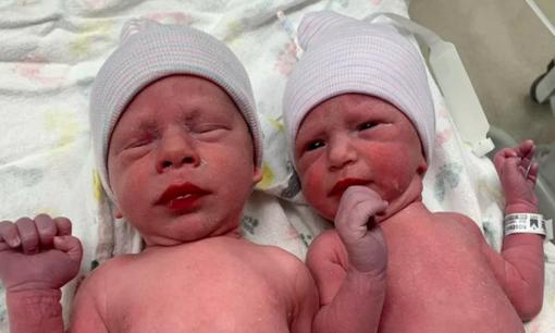 Cặp vợ chồng chào đón cặp song sinh từ phôi đông lạnh hiến tặng từ hơn 30 năm trước