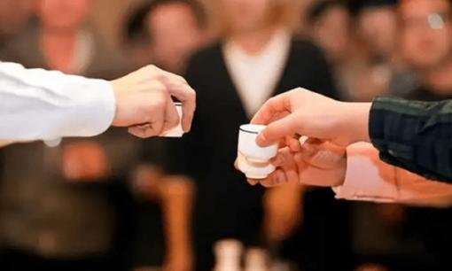 Có 3 điều tối kỵ khi nâng ly chúc mừng lãnh đạo, đừng dại dột mà hãy nghiêm túc thực hiện