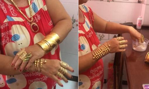 Lên đồ giản dị đi ăn cưới nhưng màn 'dát vàng' khắp người của bà cô mới 'gây choáng'