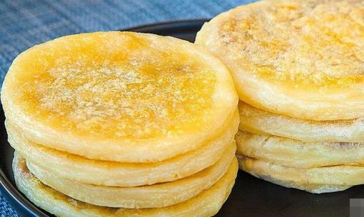 Cho một nắm men vào bột nếp, làm rất đơn giản, bạn sẽ có loại bánh bên ngoài giòn bên trong ngọt, mềm dễ tiêu, nhìn ngon mắt 