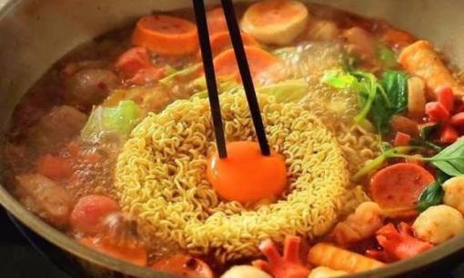 Mì ăn liền chứa đầy chất bảo quản, cần 32 ngày để giải độc? Bác sĩ: Tránh xa 7 loại đồ ăn vặt này 