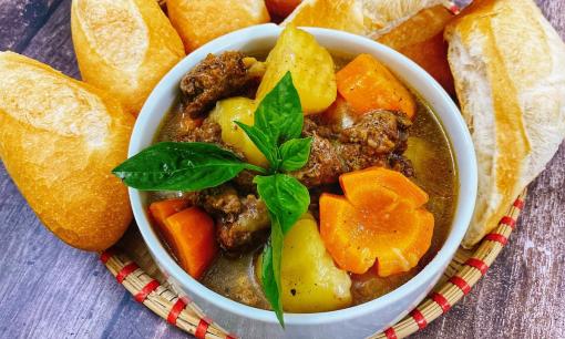 Trời lạnh, nếu không làm một nồi bò sốt vang thì có lỗi với thời tiết, ăn kèm bánh mì hay bún đều siêu ngon 