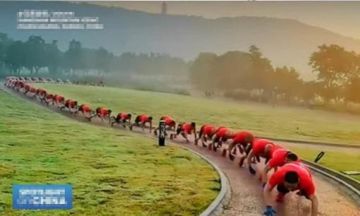 Bò cá sấu, bài tập giúp giảm đau lưng ở Trung Quốc khiến cư dân mạng hoang mang