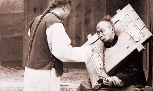 Tại sao những tên tội phạm cổ đại lại bị dán giấy trên một tấm gỗ đeo cổ trước khi chặt đầu? 