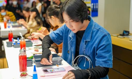 Giới trẻ hào hứng trải nghiệm không gian “Cá nhân hóa cùng Galaxy”, tra cứu Nhân số học tại Cửa hàng Trải Nghiệm Samsung