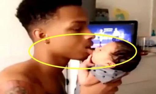 Bố hôn con 5 ngày tuổi, phản ứng của em bé khiến mẹ không nhịn được cười