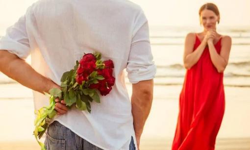 Con gái đang yêu không thể ăn mặc quá khoa trương, vì sao?