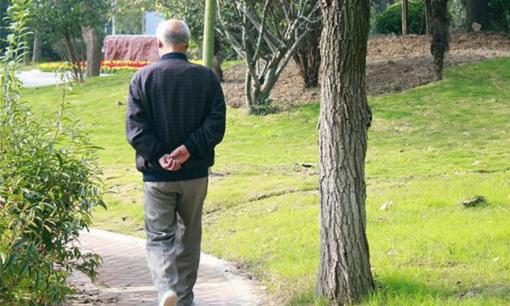 Người trung niên và người già nên chú ý! Lời khuyên của chuyên gia: 2 điều không nên gội đầu và 3 điều không nên tắm vào mùa đông