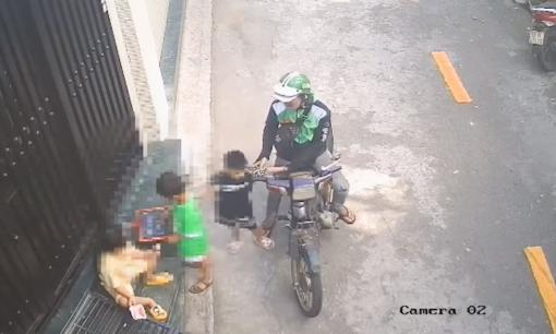 Chơi trước cửa nhà, bé trai 4 tuổi bị kẻ gian tiếp cận lột lắc vàng đeo trên tay