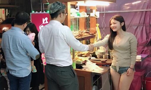 Chủ hàng thịt đẹp quá, khách nam xếp hàng mua thịt, dì bên cạnh than thở “cạnh tranh không công bằng”!