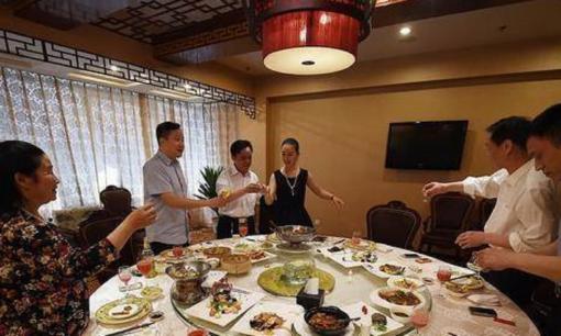 Mời lãnh đạo đi ăn tối thay vì nói 'Anh rảnh không?', người thông minh dùng 'phương pháp mười bước' để ghi điểm