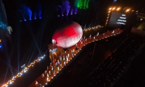 Quả trứng khổng lồ nở tỏa sáng đánh dấu sự trở lại của huyền thoại sàn diễn thời trang Elle Fashion Show