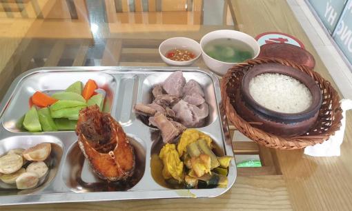 Gọi suất cơm đầy ú ụ ở trạm dừng nghỉ, tưởng bị 'chặt chém' nhưng lúc thanh toán, chính chủ 'rớt nước mắt vì cảm động' 