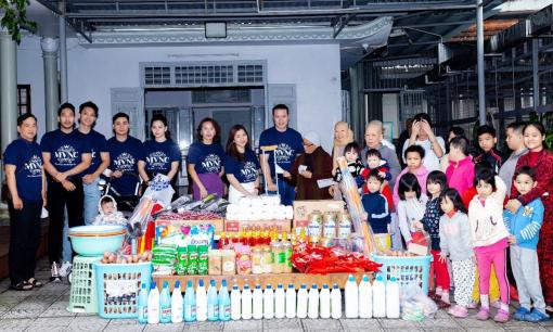 Nam vương và Hoa hậu người Việt 2022 trao gửi yêu thương tới cộng đồng 