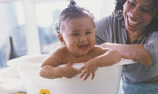 Cách tắm cho trẻ 0-2 tuổi: Tắm phải chọn khoảng thời gian, không nên tắm trong 3 tình huống này!