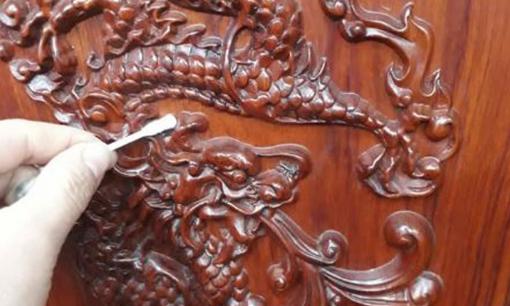 Chàng trai thất thần trước kế hoạch cọ rửa bàn ghế chạm trổ rồng phượng đón Tết, nhiều dân mạng chung 'nỗi sợ'