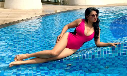 'Nữ hoàng cảnh nóng' Kiều Trinh diện đồ bơi, khoe vòng một ngồn ngộn ở tuổi U50