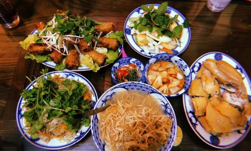 Mâm cỗ truyền thống ở Bát Tràng có gì đặc biệt mà ai ăn xong cũng khen 'đỉnh của chóp', nghĩ đến là thèm?