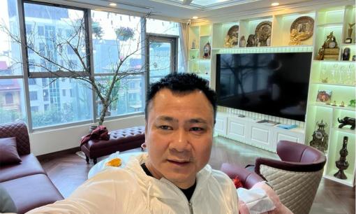 Hé lộ thêm ảnh trong không gian căn hộ mới của nghệ sĩ Tự Long 