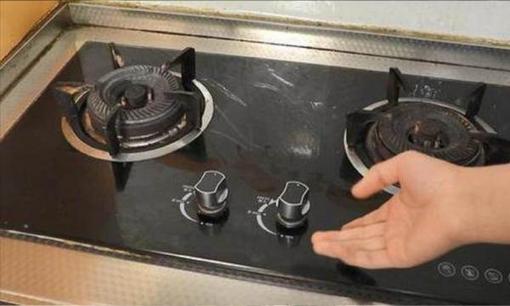 Dù gia đình giàu có đến đâu cũng không được nấu nướng bên trái bếp gas đôi