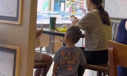 Để con 16 tháng 'hóng' cảnh người khác ăn, mẹ còn thắc mắc: 'Nỡ lòng nào mà không cho một miếng'