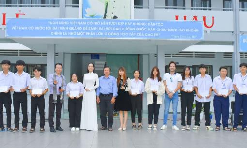 Quỹ Trái tim nhân ái cùng đoàn nghệ sĩ và doanh nhân trao yêu thương cho chiến sĩ và học sinh tại Côn Đảo