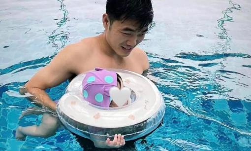 Tiền vệ Lương Xuân Trường đăng ảnh đi bơi cùng ái nữ nhưng vẫn quyết giấu mặt  