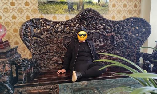 Ra mắt nhà gái dịp cận Tết, chàng trai mệt lả vì cọ rửa cả loạt bàn ghế chạm trổ rồng phượng cho bố vợ tương lai